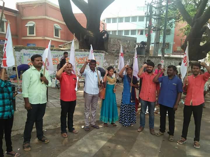 ಬೆಂಗಳೂರು: ಶಿಕ್ಷಣದ ಖಾಸಗೀಕರಣ ವಿರೋಧಿಸಿ ಎಸ್‌ಎಫ್‌ಐ ಯಿಂದ ಪ್ರತಿಭಟನೆ